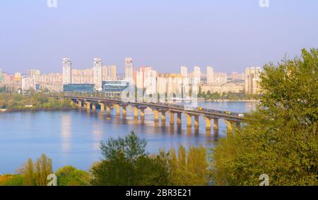 Vista sul fiume Dnipro, Paton bridge e la riva sinistra di Kiev. L'Ucraina Foto Stock