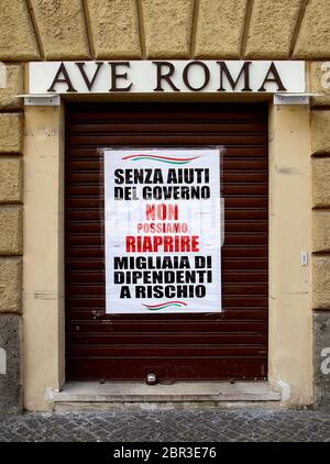 Roma, Italia. 20 Maggio 2020. Roma 20 maggio 2020. Covid-19 Italia rilassa ulteriormente il blocco. Dopo che l'Italia ha ulteriormente attenuato le restrizioni due giorni fa, molti negozi nel centro di Roma e vicino alla basilica di San Pietro, rimangono chiusi per mancanza di turisti e fedeli. Su molte persiane chiuse sono stati presentati segni che chiedono al governo un aiuto economico. Photo Samantha Zucchi Insifefoto Credit: Insifefoto srl/Alamy Live News Foto Stock