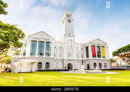 Lo storico Victoria Theatre e Memorial Hall di Singapore iniziò come Municipio nel 1862. Nel 1901 venne costruita una seconda sala concerti pubblica accanto ad essa Foto Stock