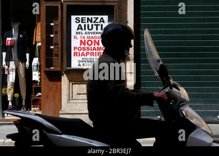 Roma, Italia. 20 Maggio 2020. Roma 20 maggio 2020. Covid-19 Italia rilassa ulteriormente il blocco. Dopo che l'Italia ha ulteriormente attenuato le restrizioni due giorni fa, molti negozi nel centro di Roma e vicino alla basilica di San Pietro, rimangono chiusi per mancanza di turisti e fedeli. Su molte persiane chiuse sono stati presentati segni che chiedono al governo un aiuto economico. Photo Samantha Zucchi Insifefoto Credit: Insifefoto srl/Alamy Live News Foto Stock