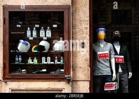 Roma, Italia. 20 Maggio 2020. Shop vendita maschere, visiere e disinfettanti Roma 20 maggio 2020. Covid-19 Italia rilassa ulteriormente il blocco. Dopo che l'Italia ha ulteriormente attenuato le restrizioni due giorni fa, molti negozi nel centro di Roma e vicino alla basilica di San Pietro, rimangono chiusi per mancanza di turisti e fedeli. Su molte persiane chiuse sono stati presentati segni che chiedono al governo un aiuto economico. Photo Samantha Zucchi Insifefoto Credit: Insifefoto srl/Alamy Live News Foto Stock