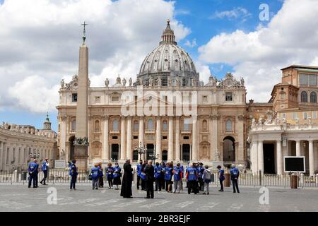 Roma, Italia. 20 Maggio 2020. Volontari alla Basilica di San Pietro Roma il 20 maggio 2020. Covid-19 Italia rilassa ulteriormente il blocco. Dopo che l'Italia ha ulteriormente attenuato le restrizioni due giorni fa, molti negozi nel centro di Roma e vicino alla basilica di San Pietro, rimangono chiusi per mancanza di turisti e fedeli. Su molte persiane chiuse sono stati presentati segni che chiedono al governo un aiuto economico. Photo Samantha Zucchi Insifefoto Credit: Insifefoto srl/Alamy Live News Foto Stock