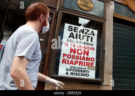 Roma, Italia. 20 Maggio 2020. Roma 20 maggio 2020. Covid-19 Italia rilassa ulteriormente il blocco. Dopo che l'Italia ha ulteriormente attenuato le restrizioni due giorni fa, molti negozi nel centro di Roma e vicino alla basilica di San Pietro, rimangono chiusi per mancanza di turisti e fedeli. Su molte persiane chiuse sono stati presentati segni che chiedono al governo un aiuto economico. Photo Samantha Zucchi Insifefoto Credit: Insifefoto srl/Alamy Live News Foto Stock