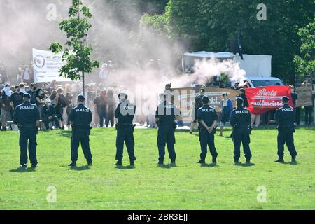 Vienna, Austria. 20th maggio, 2020. Organizzazioni di sinistra stanno dimostrando contro l'evento di FPÖ Vienna contro la follia Corona. Credit: Franz PERC/ Alamy Live News Foto Stock