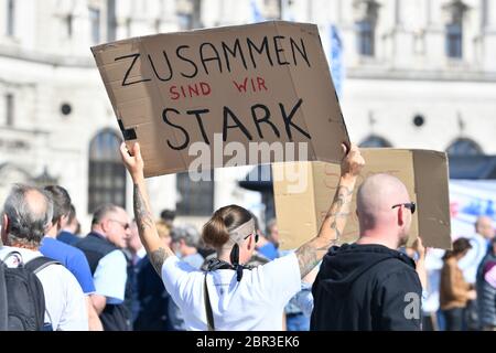 Vienna, Austria. 20th maggio, 2020. Rally della FPÖ Vienna (Freedom Party Austria). "Libertà per l'Austria - contro la follia di Corona" il 20 maggio 2020 in Piazza degli Eroi. Targa con l'iscrizione "insieme siamo forti". Credit: Franz PERC / Alamy Live News Foto Stock