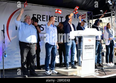 Vienna, Austria. 20th maggio, 2020. Rally della FPÖ Vienna (Freedom Party Austria). "Libertà per l'Austria - contro la follia di Corona" il 20 maggio 2020 in Piazza degli Eroi. 3rd da L., presidente del partito di Stato della FPÖ Vienna Dominik Nepp. Credit: Franz PERC / Alamy Live News Foto Stock