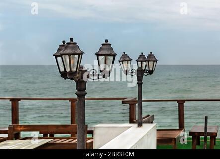 lampada di strada sulla costa mediterranea di Haifa Foto Stock