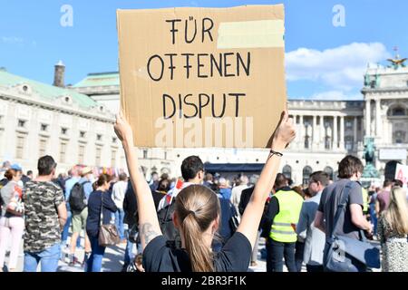 Vienna, Austria. 20th maggio, 2020. Rally della FPÖ Vienna (Freedom Party Austria). "Libertà per l'Austria - contro la follia di Corona" il 20 maggio 2020 in Piazza degli Eroi. Targa con l'iscrizione "per una disputa aperta". Credit: Franz PERC / Alamy Live News Foto Stock