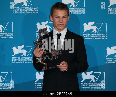 VENEZIA, ITALIA - SETTEMBRE 06: Romain Paul si pone con il premio Marcello Mastroianni per il miglior giovane attore che ha ricevuto per 'le dernier Coup de marteau' Foto Stock