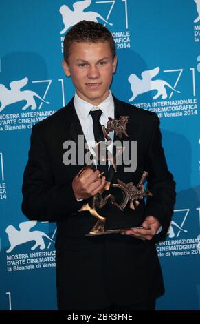 VENEZIA, ITALIA - SETTEMBRE 06: Romain Paul si pone con il premio Marcello Mastroianni per il miglior giovane attore che ha ricevuto per 'le dernier Coup de marteau' Foto Stock