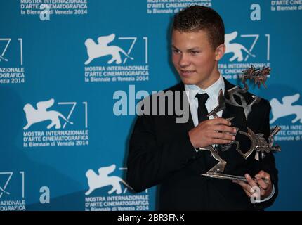 VENEZIA, ITALIA - SETTEMBRE 06: Romain Paul si pone con il premio Marcello Mastroianni per il miglior giovane attore che ha ricevuto per 'le dernier Coup de marteau' Foto Stock