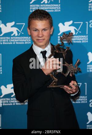 VENEZIA, ITALIA - SETTEMBRE 06: Romain Paul si pone con il premio Marcello Mastroianni per il miglior giovane attore che ha ricevuto per 'le dernier Coup de marteau' Foto Stock