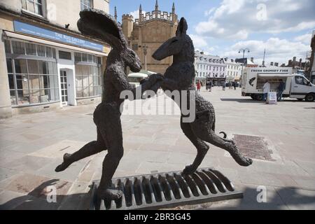 Una scultura di lepre e un cavallo nel centro cittadino di Cirencester nel Gloucestershire nel Regno Unito Foto Stock