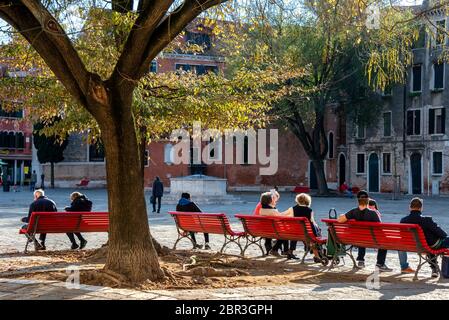 Ultime impressioni autunnali di campo San Polo e del famoso Palazzo Soranzo a Venezia Foto Stock