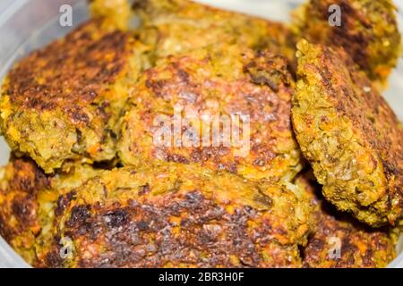 Cotolette di carne e verdure. Costolette fritte. Foto Stock