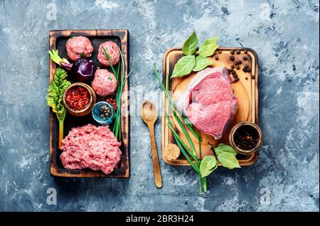 Carni bovine e suine mescolato la carne di suolo.raw di massa di carne di vitello con gli ingredienti per la cottura Foto Stock