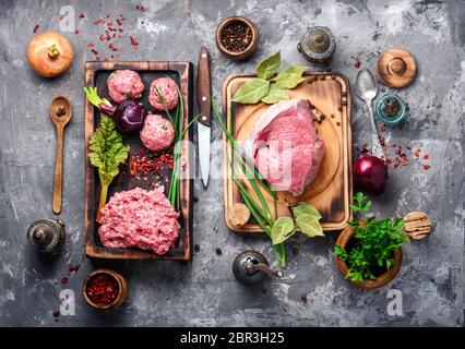 Crudo fresco la carne macinata di manzo macinato su uno sfondo di legno vecchio Foto Stock