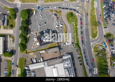 Chelmsford, Essex, Regno Unito. 20 maggio 2020. Coda di auto per il drive-through McDoands a Chelmsford, Essex. La catena di fast food ha aperto oggi per la prima volta un numero limitato di ristoranti solo in auto, da quando la pandemia di Coronavirus li ha costretti a chiudere. Credit: Ricci Fothergill/Alamy Live News Foto Stock