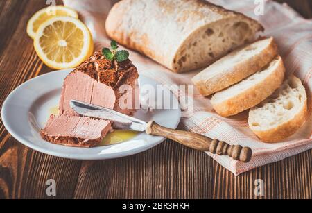 Pollo il patè di fegato con ciabatta sulla piastra bianca Foto Stock