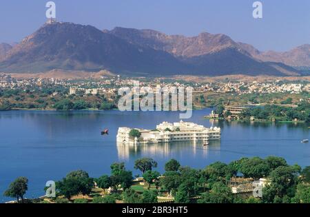 Lake Palace sul lago di Pichola, Udaipur, Rajasthan, India Foto Stock