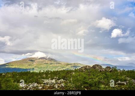 Rainbow sulla montagna in Lofoten in Norvegia Foto Stock