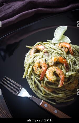 Pasta con gamberi e pesto Foto Stock