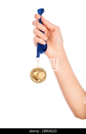 Ragazza mano alzata holding medaglia d oro contro uno sfondo bianco award e il concetto di vittoria Foto Stock