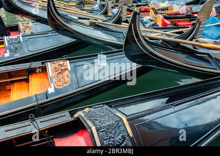 Le gondole si sono arenate a Bacino Orseolo vicino a San Marco, Venezia Foto Stock