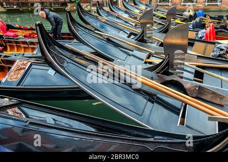 Le gondole si sono arenate a Bacino Orseolo vicino a San Marco, Venezia Foto Stock