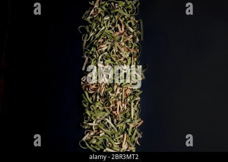 Varietà di tipi e forme di pasta italiana secca. Macaroni italiani fondo o consistenza di cibo crudo: Pasta, spaghetti, pasta a spirale. Foto Stock