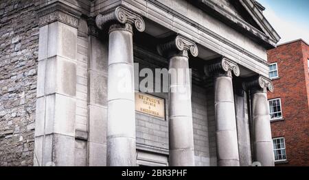 Dublino, Irlanda - 11 Febbraio 2019: la chiesa di Saint Paul architettura dettagli su una giornata invernale Foto Stock