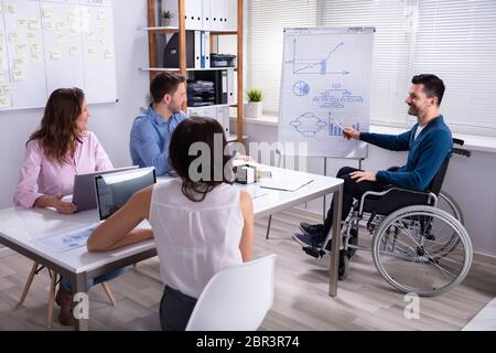 Disattiva il giovane imprenditore dando la presentazione al suo collega Foto Stock