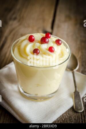 Spiedini di gamberi con avocado e le fette di limone Foto Stock