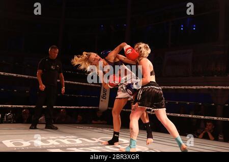 Muay Thai World Series National Chang Cup 2013. Campionato che ha coinvolto i migliori boxer thailandesi del mondo alla 02 Academy Bournemouth .i boxer Muay Thai di Bournemouth hanno preso i boxer MuaThai del Regno Unito per la Chang Cup . Foto Stock