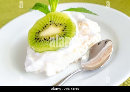 Pavlova meringa con fette di kiwi Foto Stock