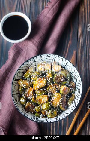 Tazza di caffè tostato cavoletti di Bruxelles con salsa teriyaki Foto Stock