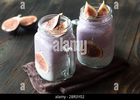 Semi di Chia budini con fette di fig Foto Stock