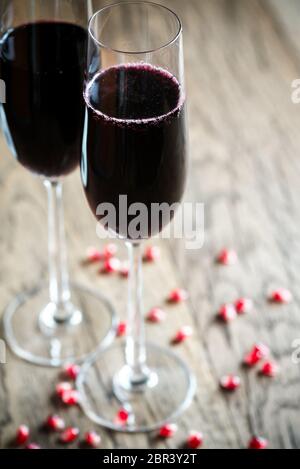 Due bicchieri di champagne con i semi di melograno Foto Stock