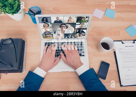 Utilizzando la tecnologia moderna stile di vita tenere seminario workshop da parte del datore di lavoro boss concetto. Top sopra pov prima persona guarda la foto di un professionista in tuta Foto Stock