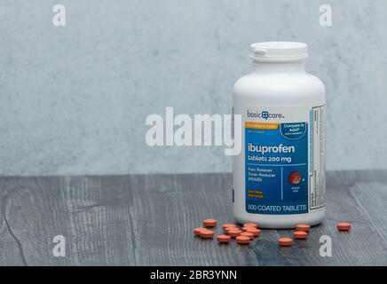 Houston, TX - 6 maggio 2020: Una chiosatura di una nuova bottiglia isolata di marca generica ibuprofen su un tavolo di legno. Foto Stock