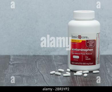 Houston, TX - 6 maggio 2020: Una nuova bottiglia isolata di acetaminofene generico di marca su un tavolo di legno. Foto Stock