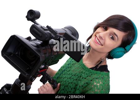 Sorridente giovane donna con videocamera professionale, su bianco Foto Stock