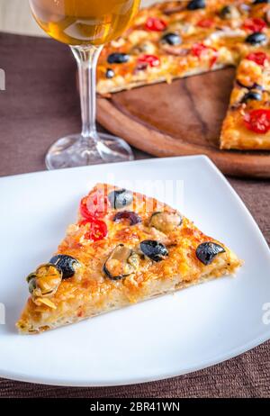 Pizza con frutti di mare Foto Stock