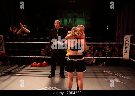 Muay Thai World Series National Chang Cup 2013. Campionato che ha coinvolto i migliori boxer thailandesi del mondo alla 02 Academy Bournemouth .i boxer Muay Thai di Bournemouth hanno preso i boxer MuaThai del Regno Unito per la Chang Cup . Foto Stock