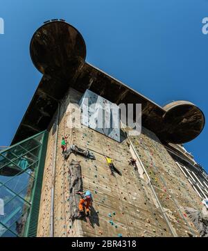 Arrampicandosi sulla grande parete artificiale del Seaquarium, ex torre della difesa aerea nella seconda guerra mondiale, ora un Dorado per gli scalatori, Vienna, Austria Foto Stock