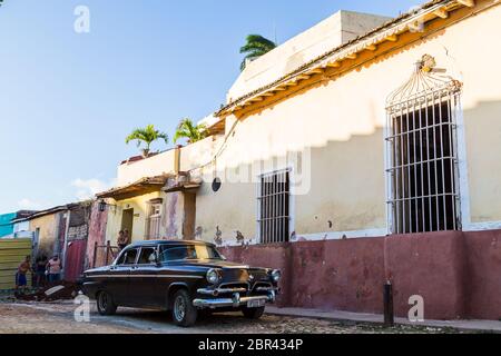 Taxi nero a Trinidad, Cuba parcheggiato fuori di una casa di famiglia un pomeriggio nel novembre 2015. Foto Stock