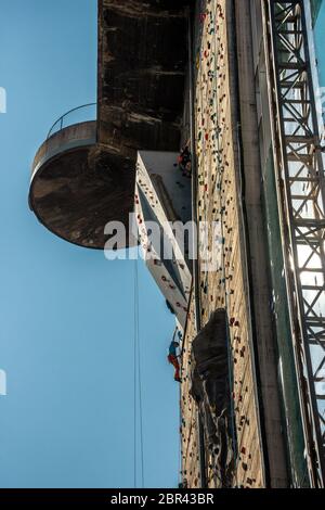 Arrampicandosi sulla grande parete artificiale del Seaquarium, ex torre della difesa aerea nella seconda guerra mondiale, ora un Dorado per gli scalatori, Vienna, Austria Foto Stock