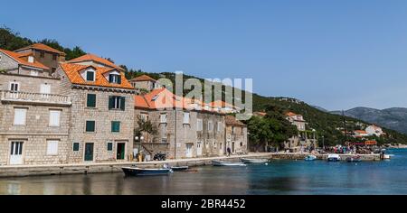 Barche da pesca legate alla passeggiata sull'isola di Sipan - la più grande delle isole Elafiti che sono al largo della costa di Dubrovnik in C Foto Stock