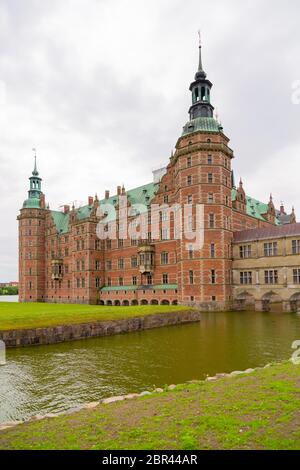 Vista del Castello Frederiksborg in Hellerod, Danimarca. Facciata del palazzo reale Frederiksborg Slot in olandese in stile rinascimentale in Hillerod. Vista esterna Foto Stock