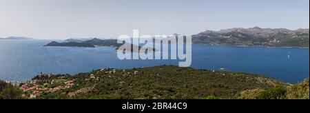 Panorama multi immagine su Lopud verso l'isola di Sipan e la costa di Dalamtia della Croazia. Foto Stock